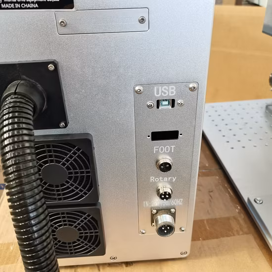 Prezzo della macchina per marcatura laser a fibra professionale Raycus Max Jpt 20W 30W 50W 70W 100W di tipo split per l'incisione della marcatura laser dei metalli